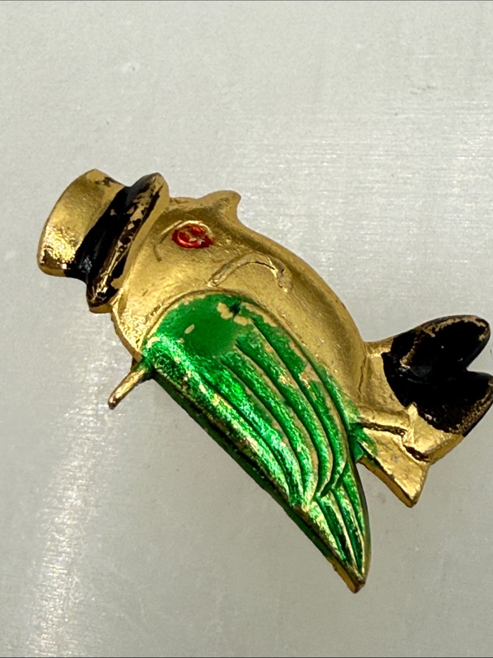 Vintage rare gold tone 1950’s daper bird pin brooch Hong Kong cartoon vibes - Picture 5 of 10